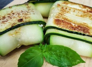Foto di Fagottini di zucchini con feta, noci e basilico