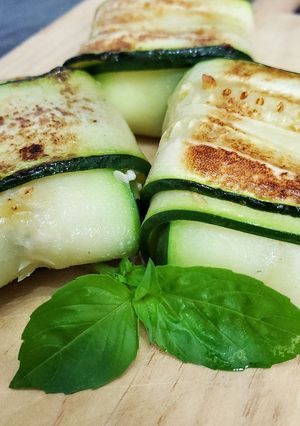 Foto di Fagottini di zucchini con feta, noci e basilico