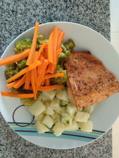 Una foto de Salmón y verduras