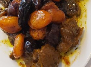 Une photo de Tajine De Bœuf Aux Pruneaux Et Abricots 🇲🇦