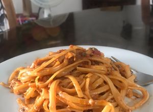 Una foto de Pasta roja