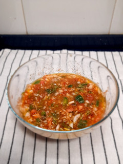 Una foto de Vinagreta con pimiento verde, cebolla y tomate