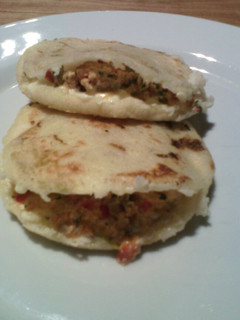 Una foto de Arepas con Huevos Revueltos