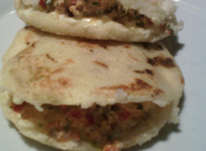 Una foto de Arepas con Huevos Revueltos