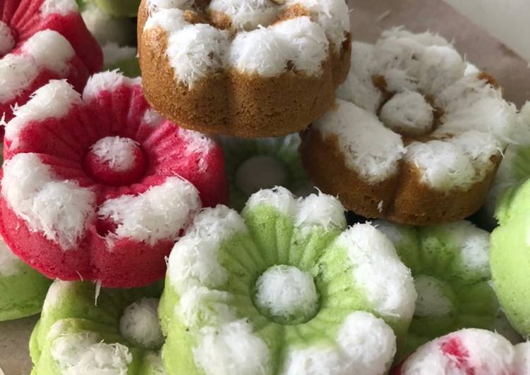 KUE PUTU AYU 3 WARNA (pewarna dari: sari pandan, buah Naga dan Kopi)