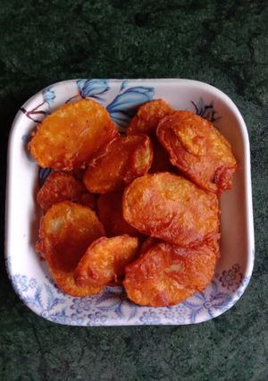 A picture of Potato fritters / Aloo ke pakore.