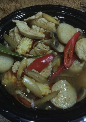 รูปของ แกงเผ็ดไก่และลูกชิ้นปลาผักรวม