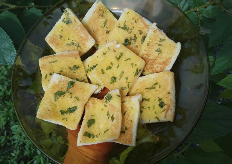 Langkah Mudah untuk Menyiapkan Garlic Bread Pizza H*t yang Enak Banget