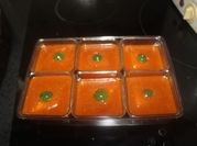 Una foto de flan con sobra preparado