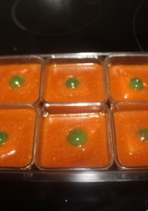 Una foto de Flanes de gazpacho con leche condensada