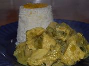 Una foto de pollo al curry con setas