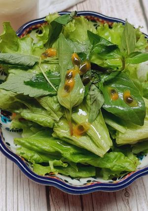 Hình của món Rau sống sốt chanh dây.
