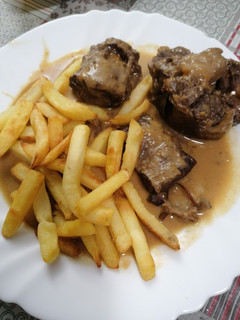 Una foto de 55. Rabo de Toro al vino tinto / Cocción lenta