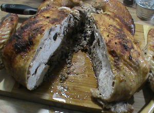 Una foto de Pavo deshuesado y relleno con gravy