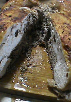Una foto de Pavo deshuesado y relleno con gravy