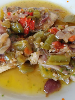Una foto de Llampuga o Pez Limón, en salsa de verduras mediterráneas