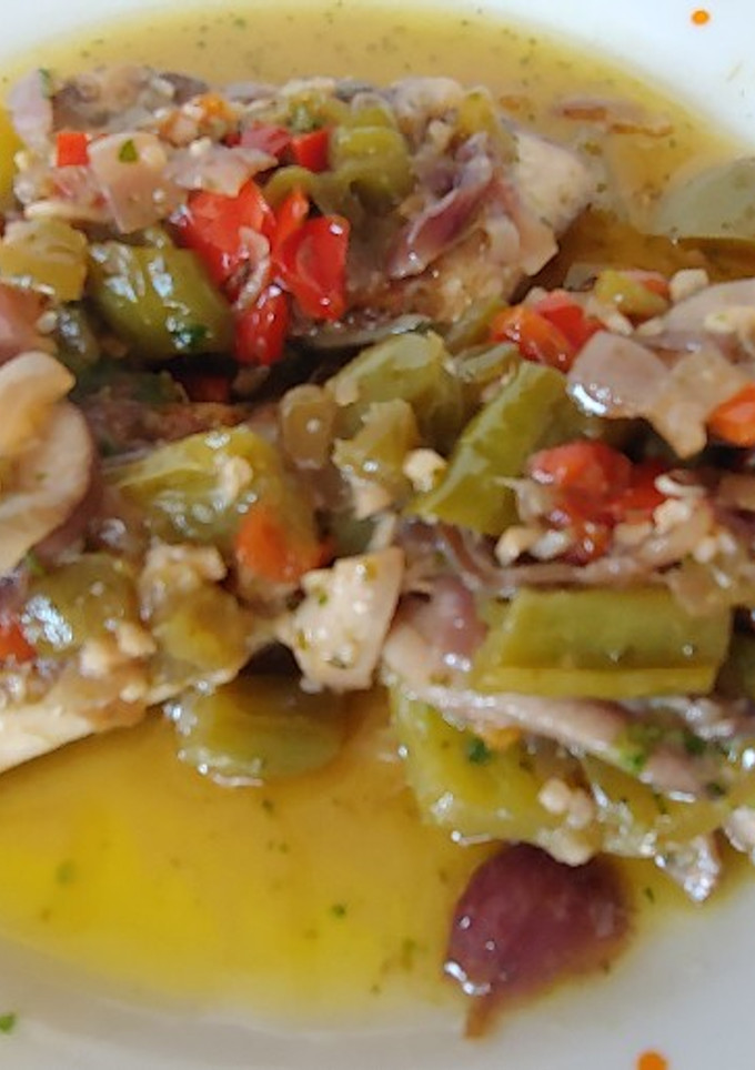Una foto de Llampuga o Pez Limón, en salsa de verduras mediterráneas