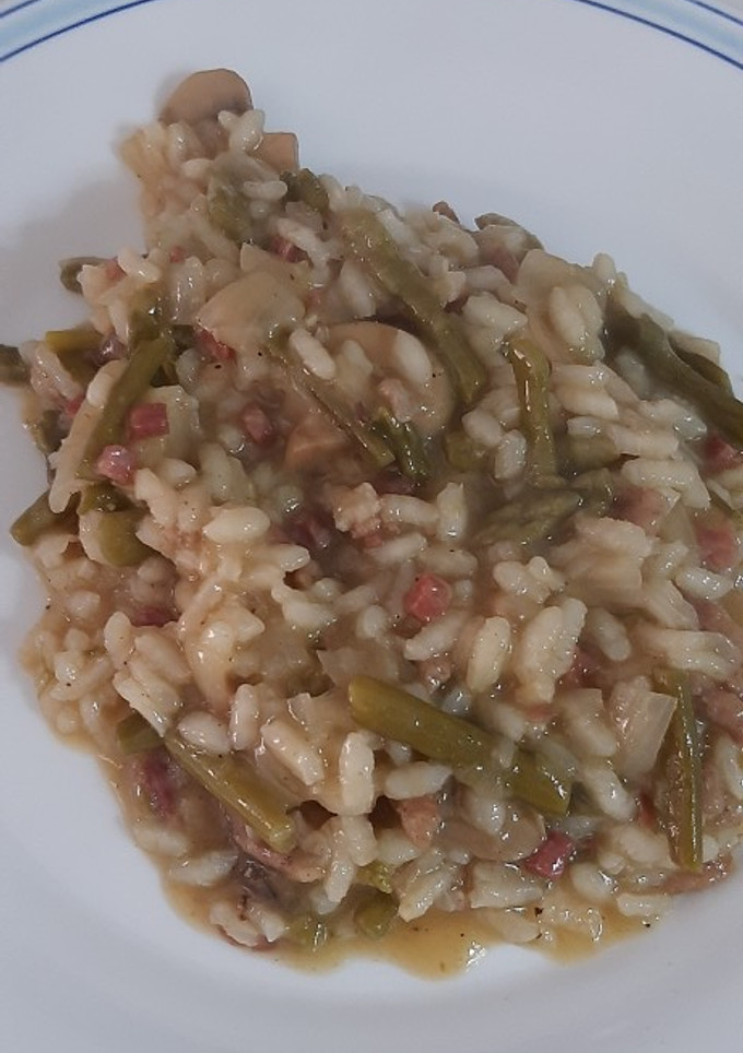 Una foto de Risotto con trigueros, jamón y carne picada