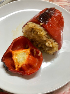 Una foto de Pimientos rojos rellenos de arroz y carne