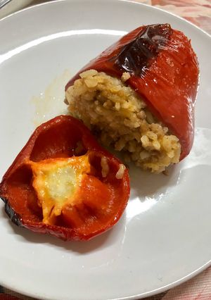 Una foto de Pimientos rojos rellenos de arroz y carne