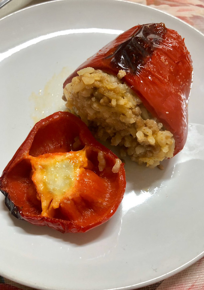 Una foto de Pimientos rojos rellenos de arroz y carne