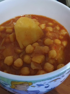 Una foto de Guiso vegetariano de garbanzos con col y patatas