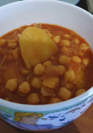 Una foto de Guiso vegetariano de garbanzos con col y patatas