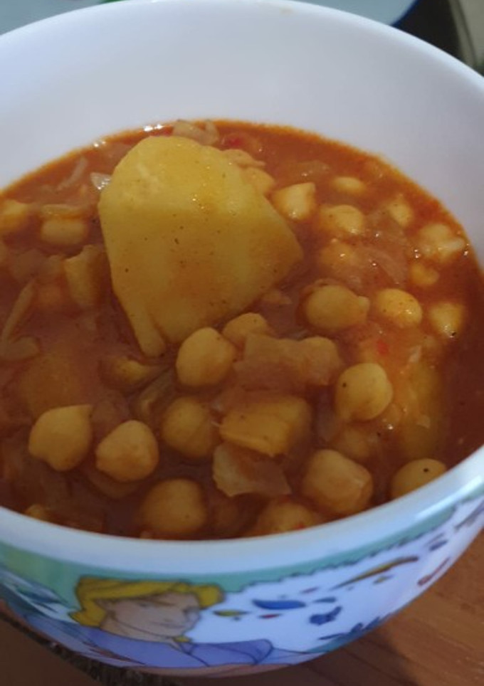 Una foto de Guiso vegetariano de garbanzos con col y patatas