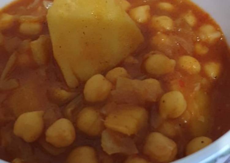 Guiso vegetariano de garbanzos con col y patatas