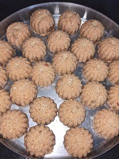 લાડુ (Ladoo Recipe In Gujarati) રેસીપી મુખ્ય ફોટો