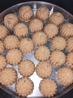 લાડુ (Ladoo Recipe In Gujarati) રેસીપી મુખ્ય ફોટો
