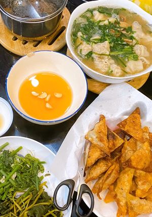 Hình của món Canh sủi cảo và hoành thánh rán.