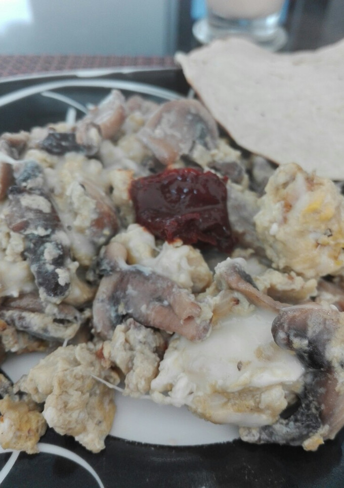 Una foto de Huevo con champiñones y queso