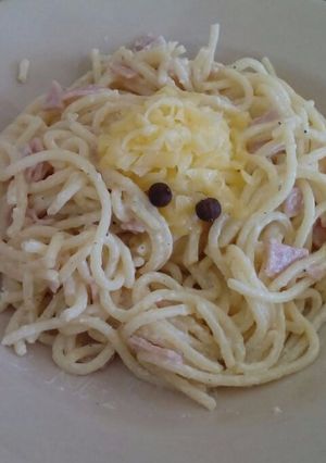 Una foto de Spaguetti a la crema con jamón