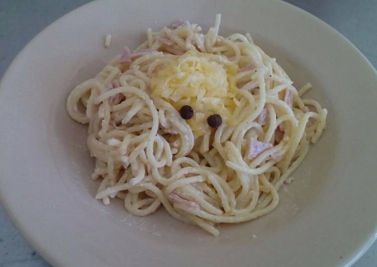 Spaguetti a la crema con jamón