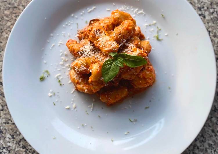 Gnocchi with charred red pepper and pistachio pesto and sautéed mushrooms