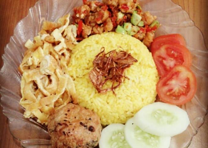 Cara Gampang Menyiapkan Nasi Kuning Sederhana yang Enak Banget