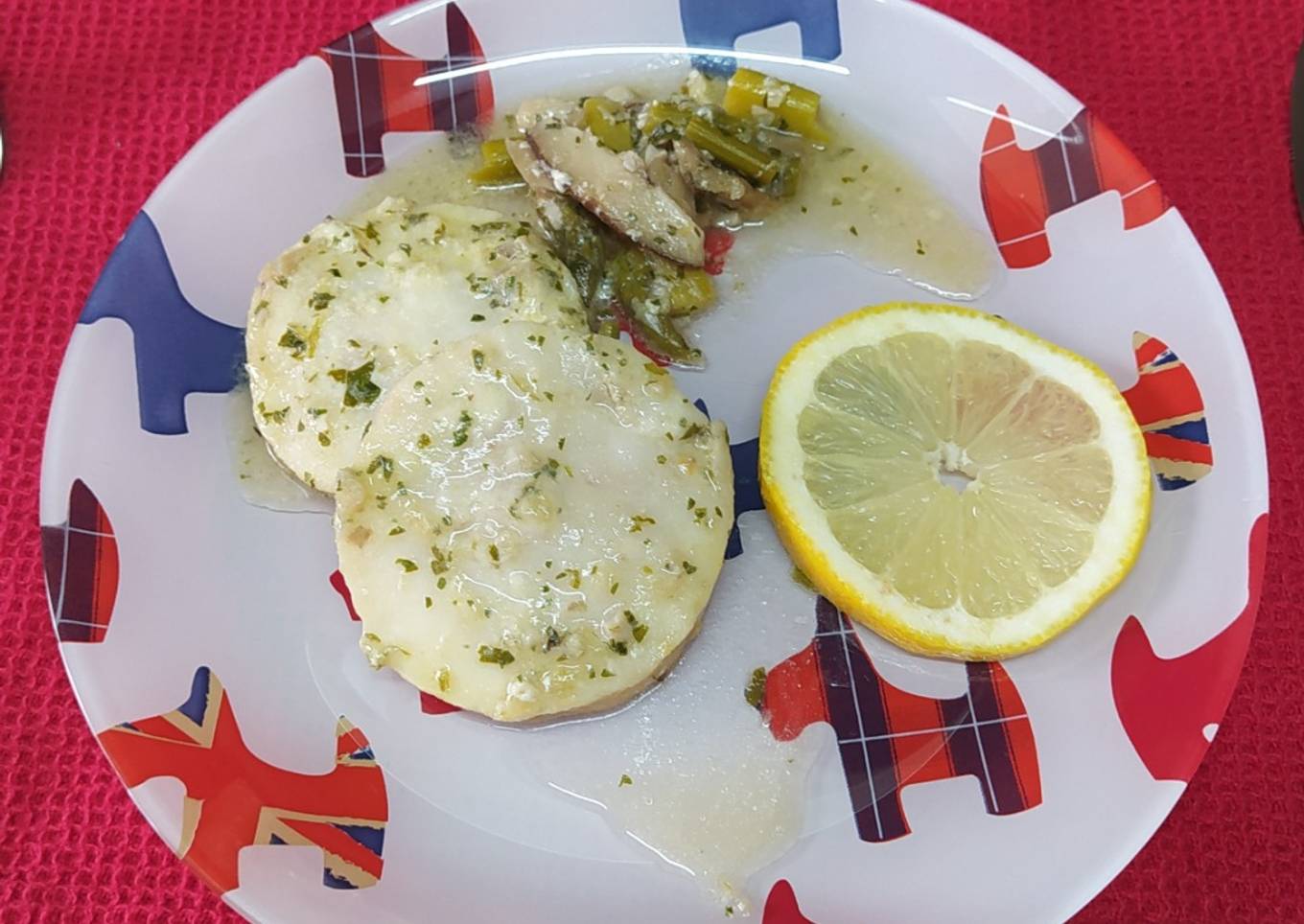 Merluza en salsa, con espárragos y setas. Sabroso y sano. Ideal!!!
