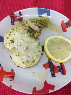 Una foto de Merluza en salsa, con espárragos y setas. Sabroso y sano. Ideal!!!
