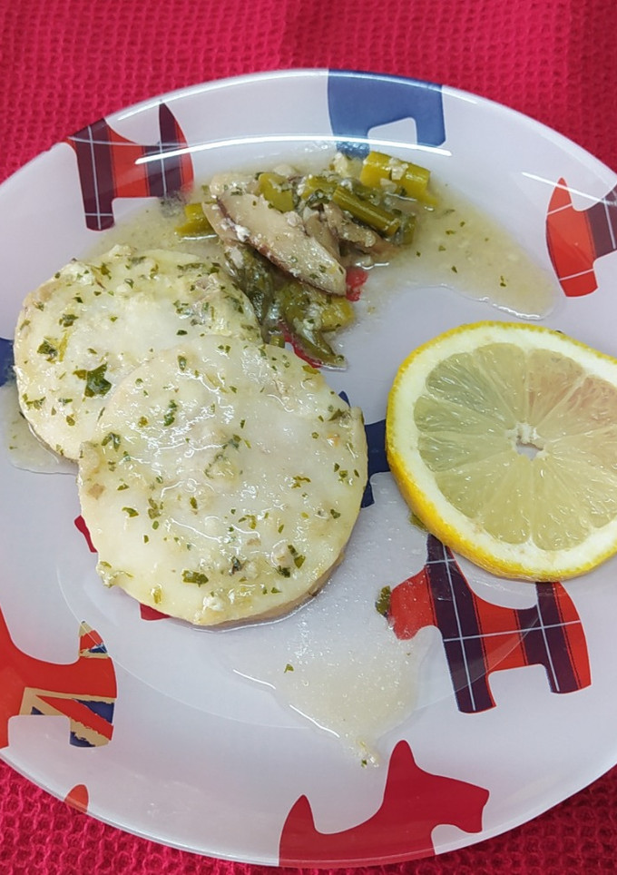 Una foto de Merluza en salsa, con espárragos y setas. Sabroso y sano. Ideal!!!