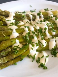 Une photo de Asperges sauce mousseline légère