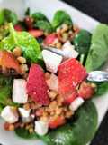 Ensalada de lentejas con espinacas, fresas y queso feta