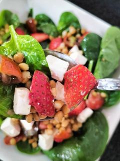Una foto de Ensalada de lentejas con espinacas, fresas y queso feta