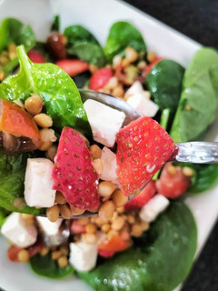 Una foto de Ensalada de lentejas con espinacas, fresas y queso feta