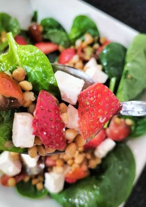 Una foto de Ensalada de lentejas con espinacas, fresas y queso feta