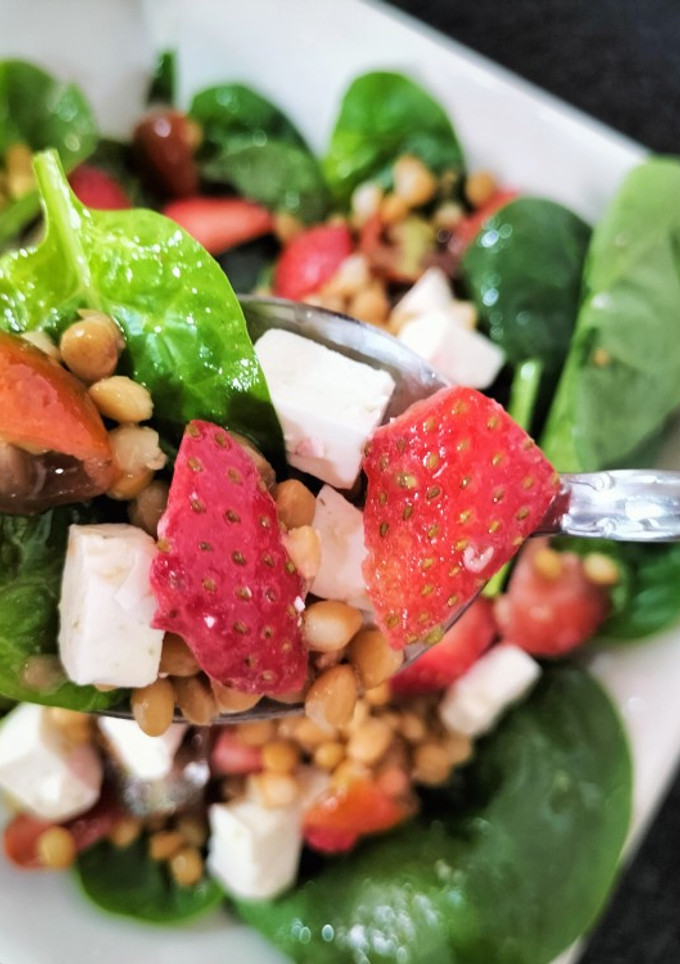 Una foto de Ensalada de lentejas con espinacas, fresas y queso feta