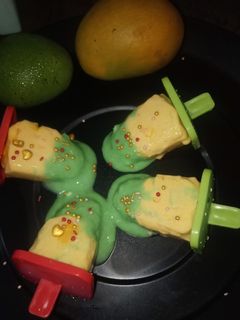ग्रीन येलो मँगो यम्मी कुल्फी (mango yummy kulfi recipe in marathi) रेसिपी चे मुख्य फोटो 