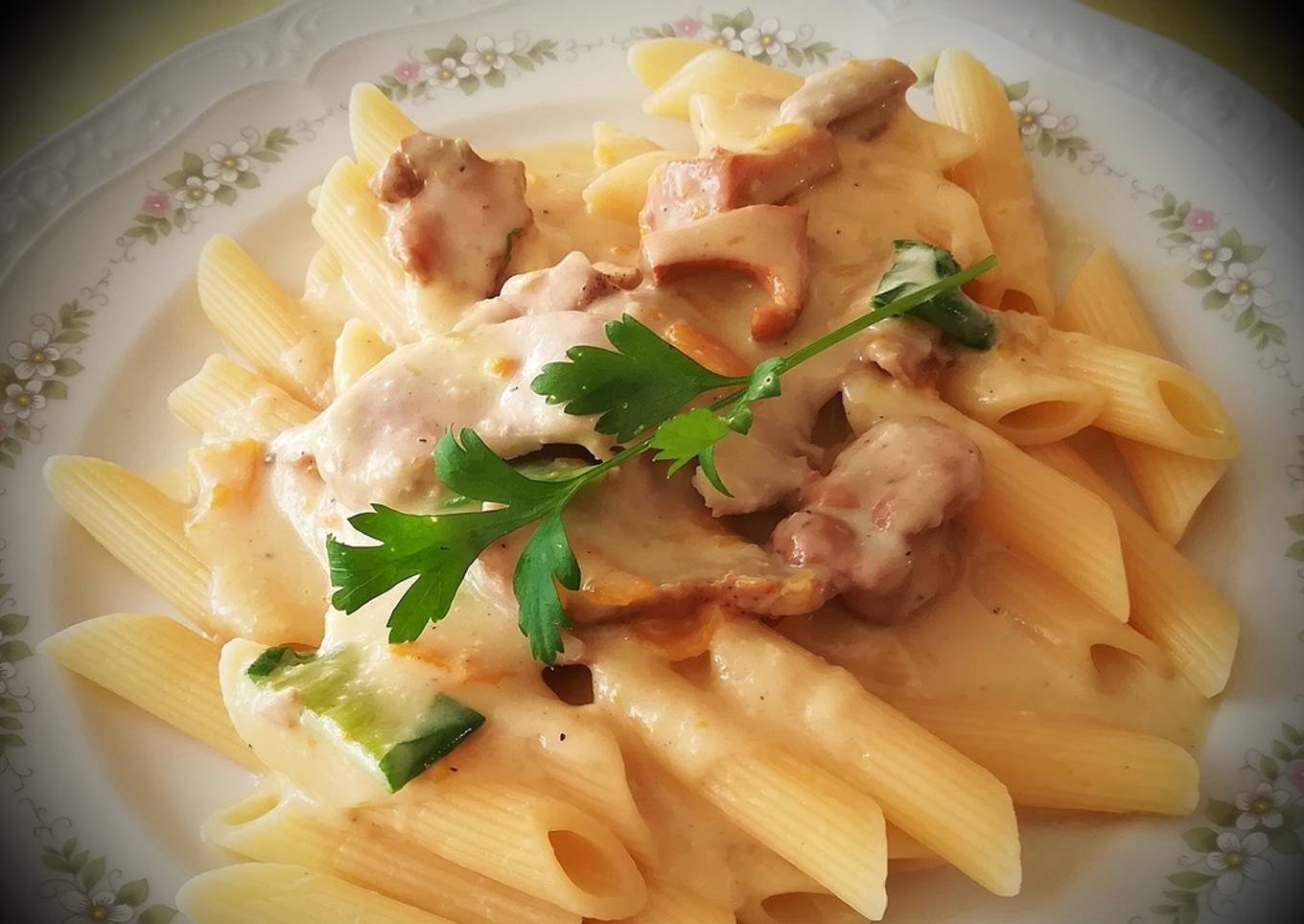 Penne con carne asada, chanterelle y verduras