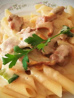 Una foto de Penne con carne asada, chanterelle y verduras