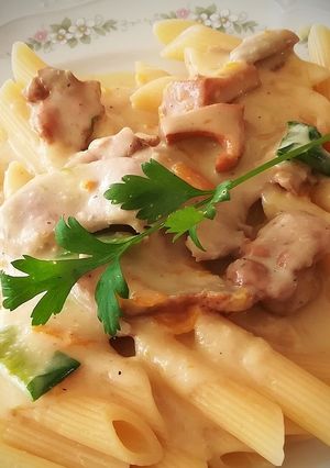 Una foto de Penne con carne asada, chanterelle y verduras